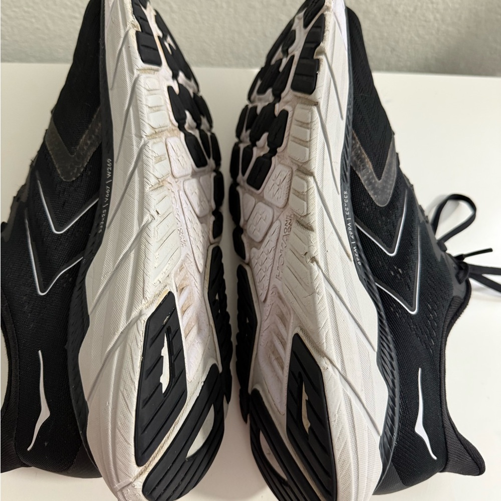 Hoka Arahi 5 Men's Black & White Lightweight Running Sneakers - Picture 8 of 10